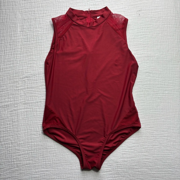 iEFiEL Tops - Elegant Sleeveless Maroon Bodysuit